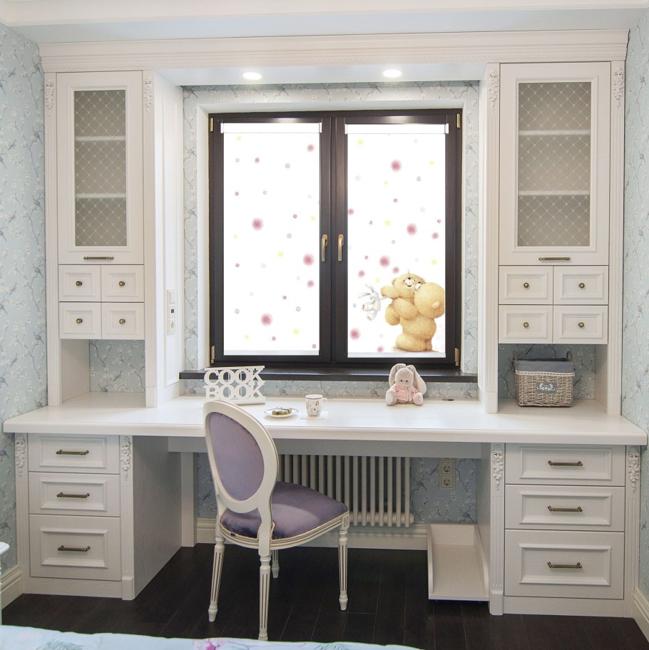 Шкафы вдоль окна