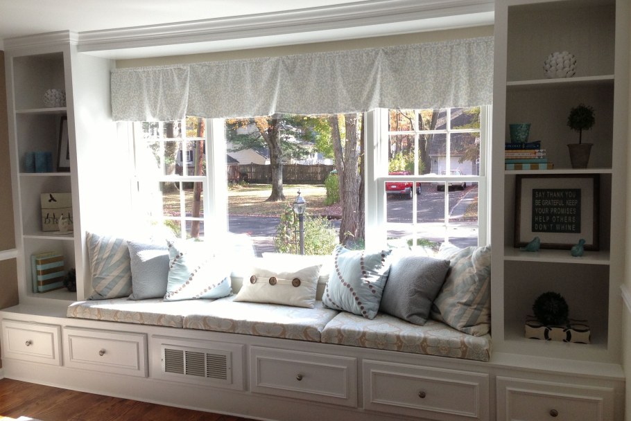 Стеллажи у окна в детской