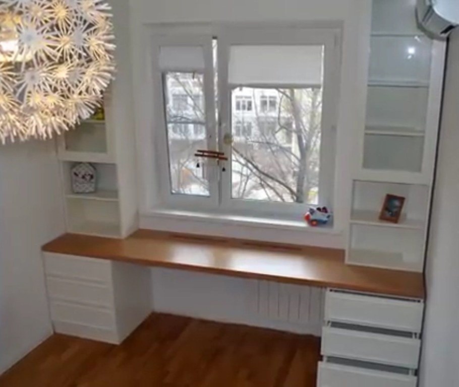 Шкафы возле окна