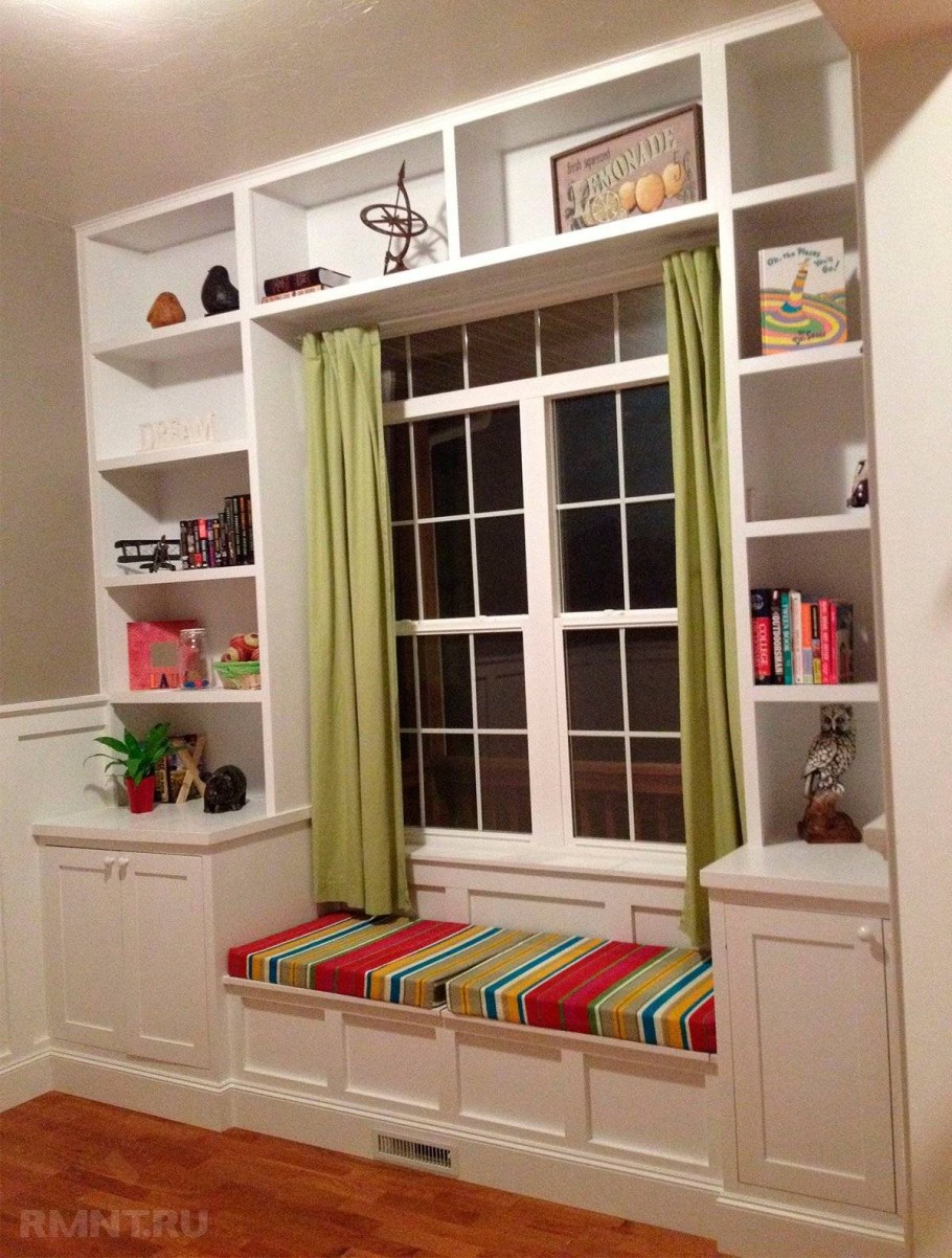 Шкафы возле окна