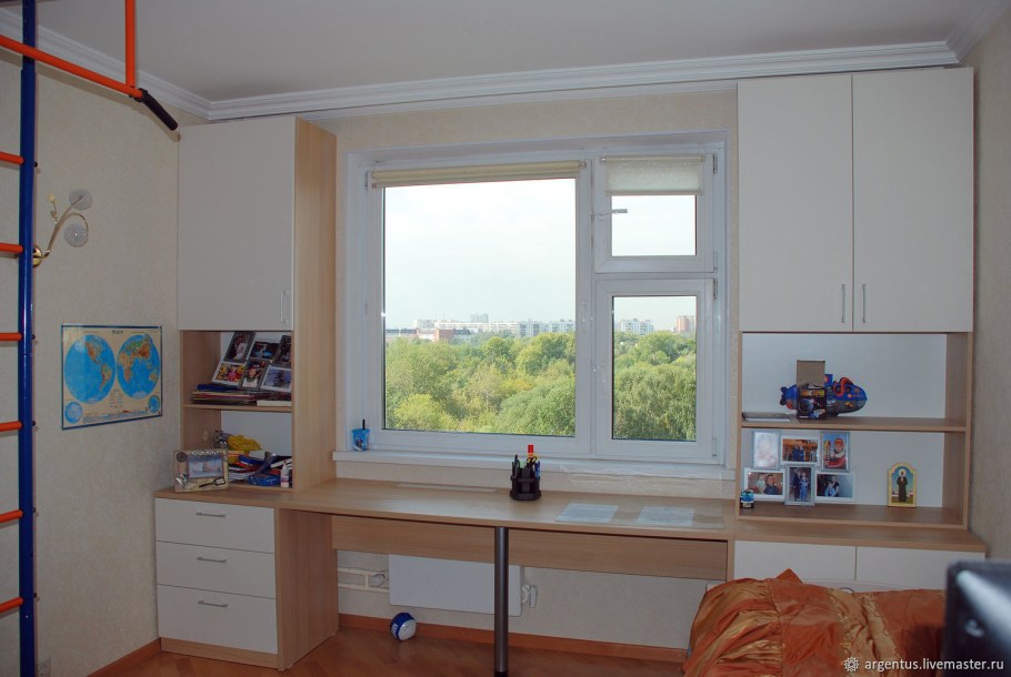 Шкаф у окна в детской