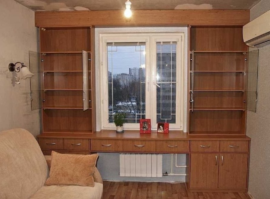 Шкаф вокруг окна