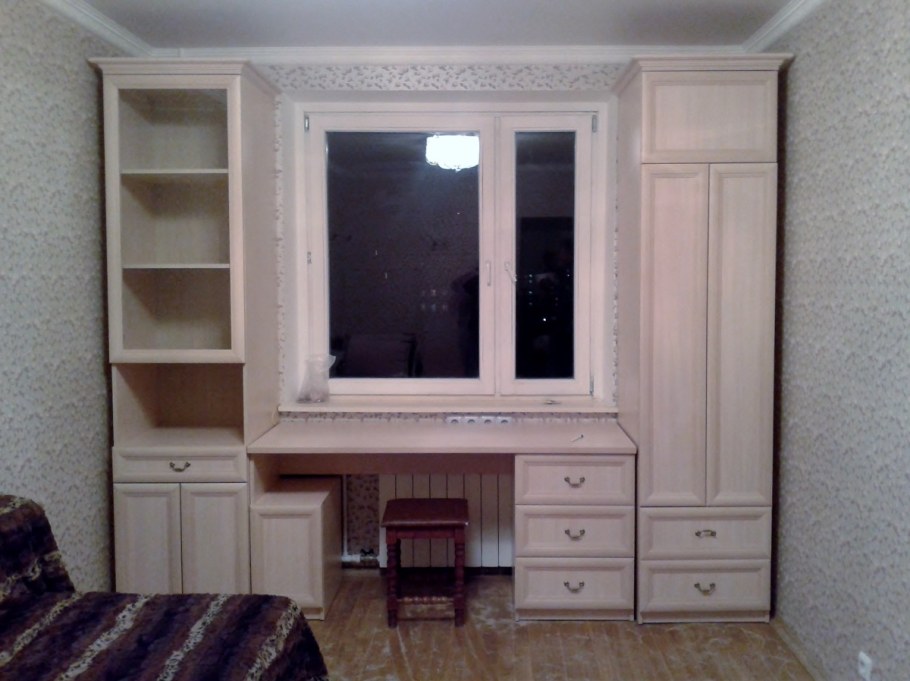 Письменный стол вдоль окна