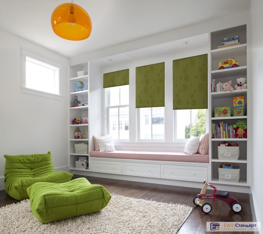 Стол у окна в детской