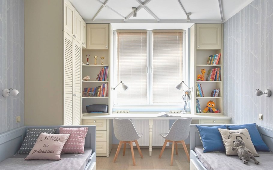 Шкаф у окна со столом