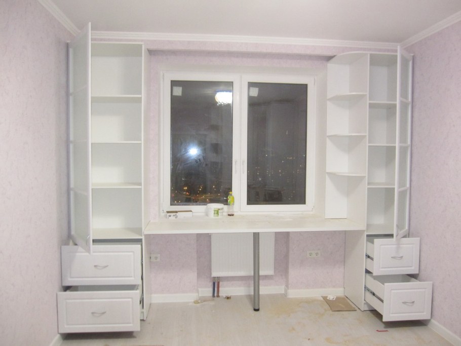 Письменный стол для школьника у окна