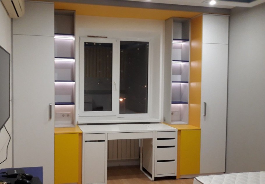 Шкаф вокруг окна