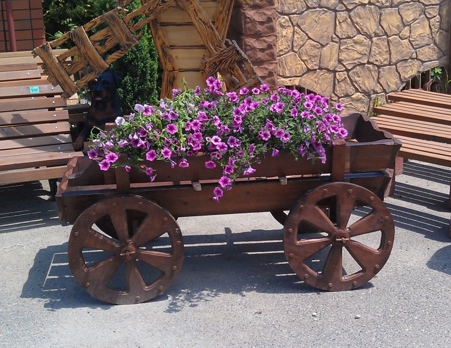 Садовые вазоны для цветов