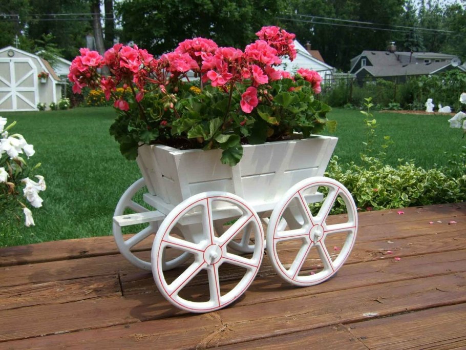 Декоративные цветники из дерева