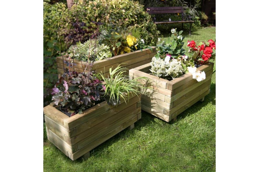 Клумба в тачке садовой