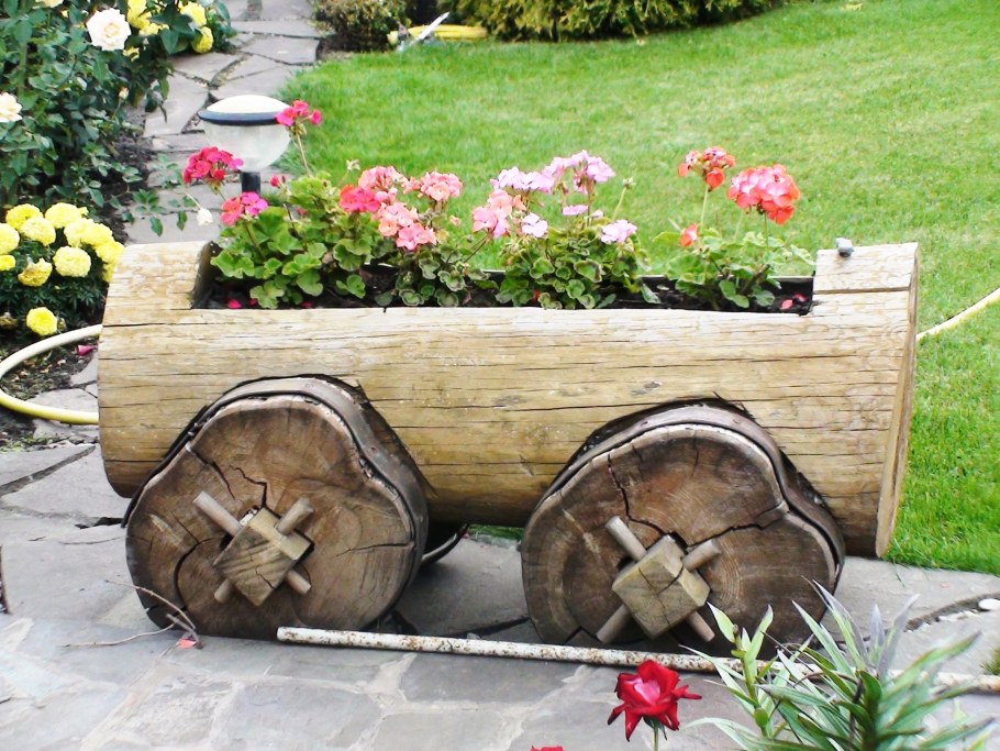 Необычные вазоны в саду