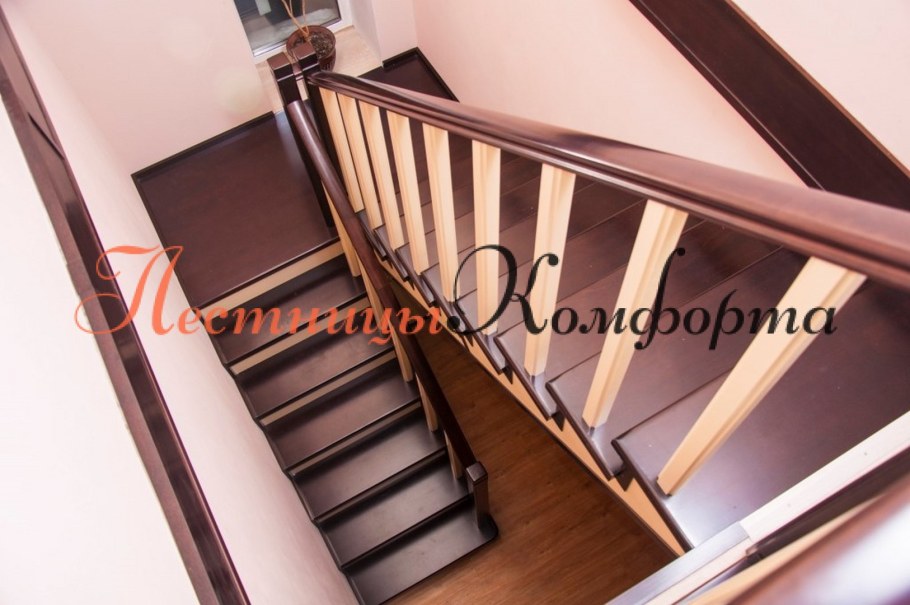 Лестница в доме на второй этаж двухмаршевая