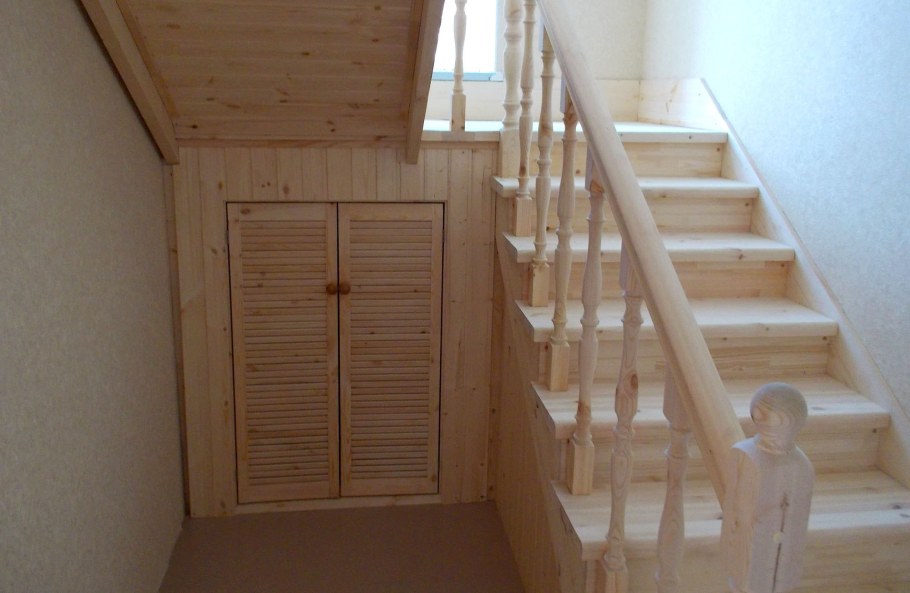 Лестница на второй этаж двухмаршевая