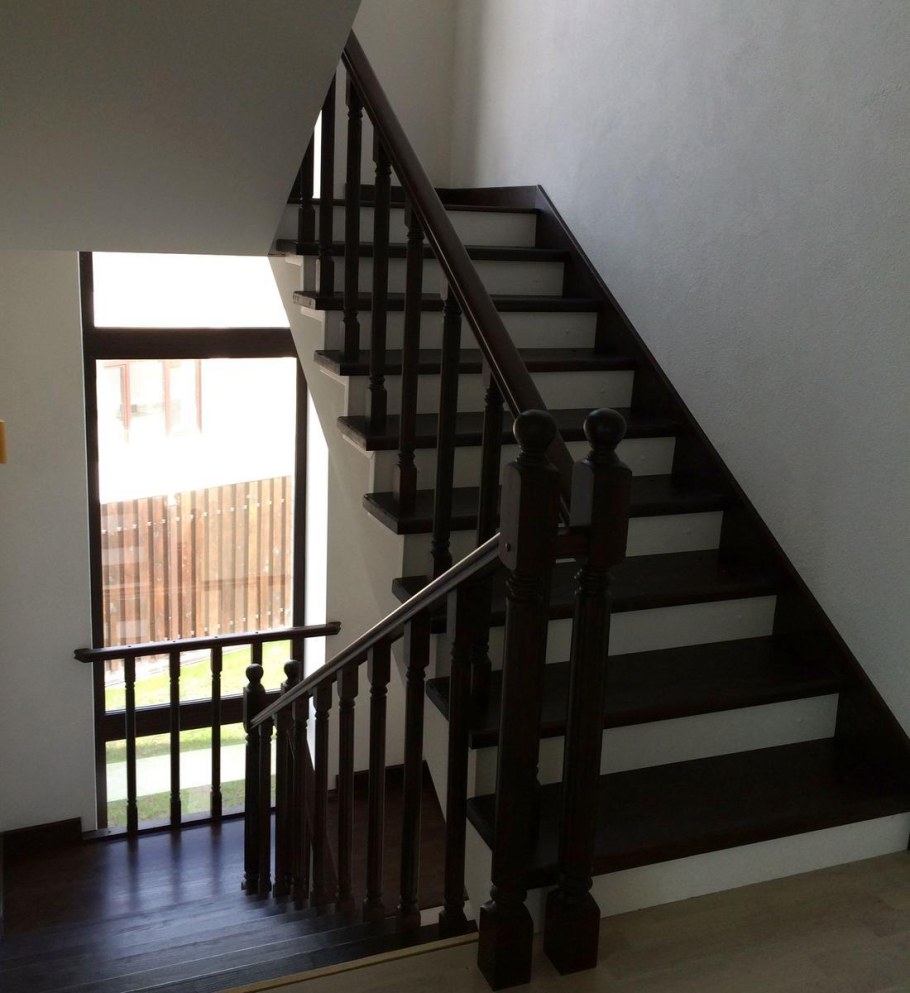 Лестница в доме на второй этаж двухмаршевая