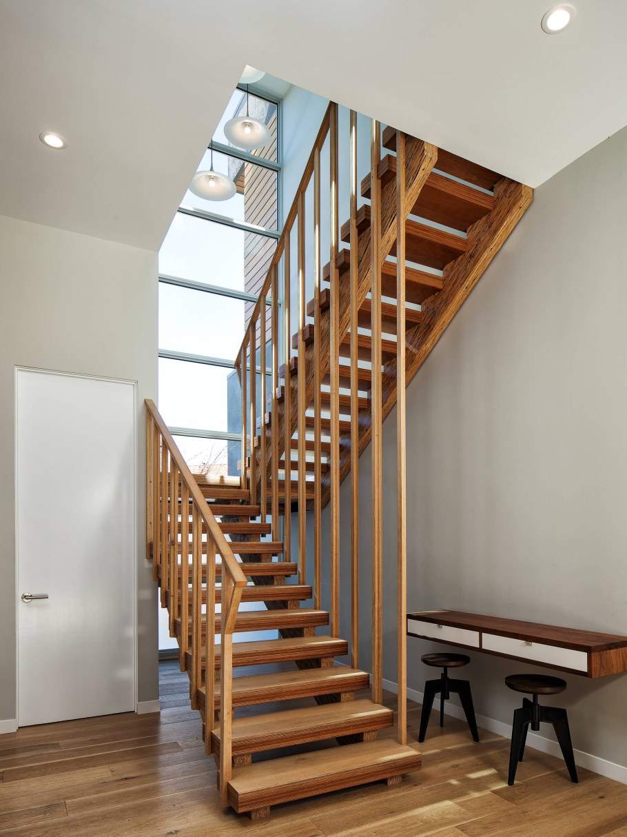 Одномаршевая лестница на 2 этаж