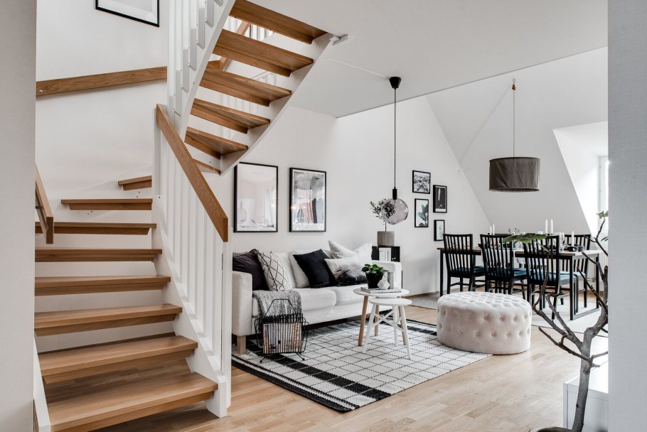 Прихожая в загородном доме с лестницей