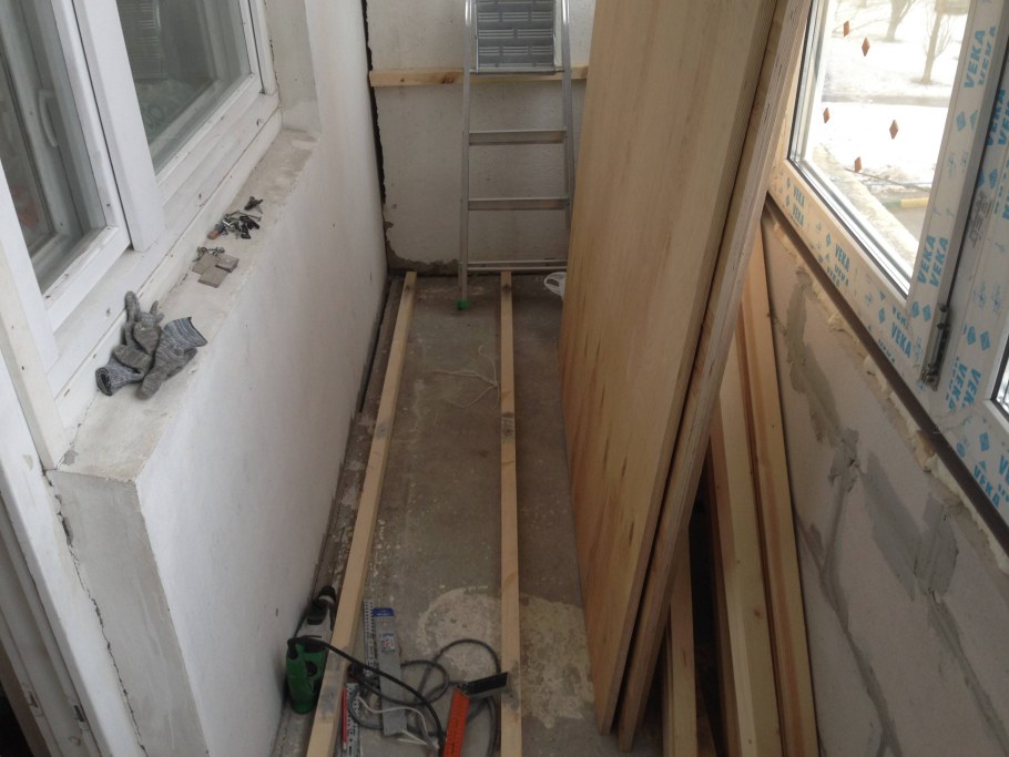 Покраска кирпичной стены на балконе