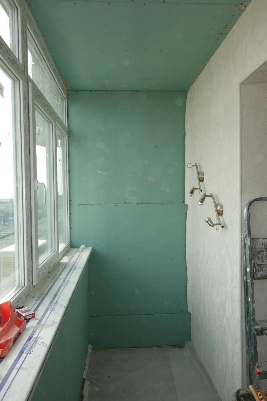 Отделка кирпичного балкона