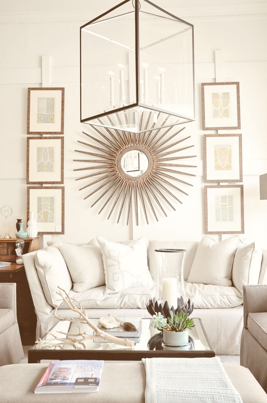 Круглое зеркало в интерьере спальни