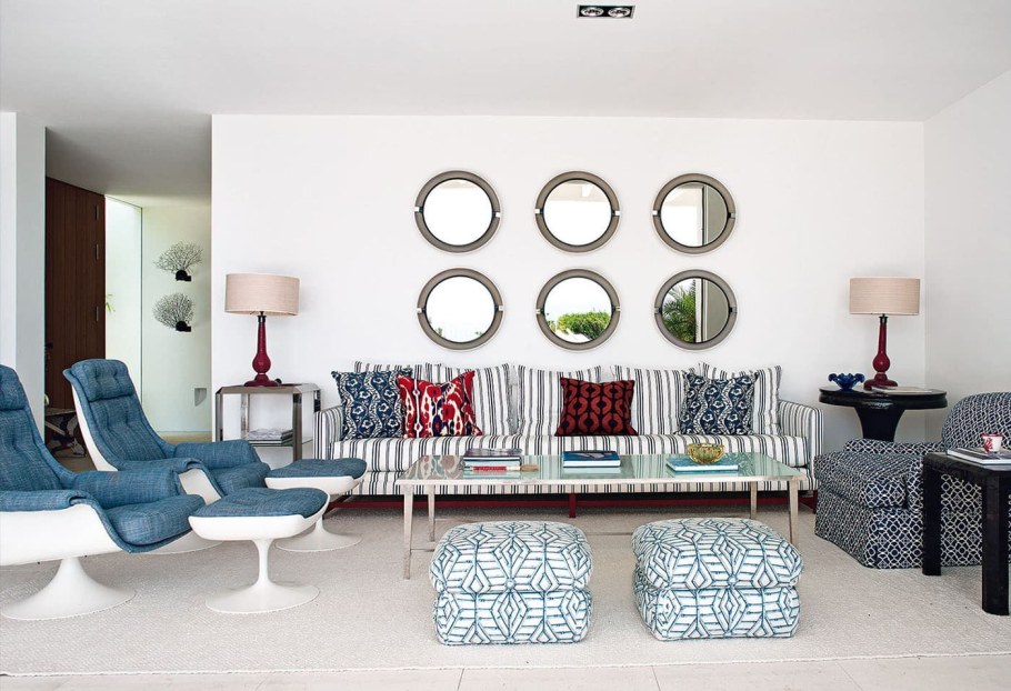 Круглое зеркало в гостиной