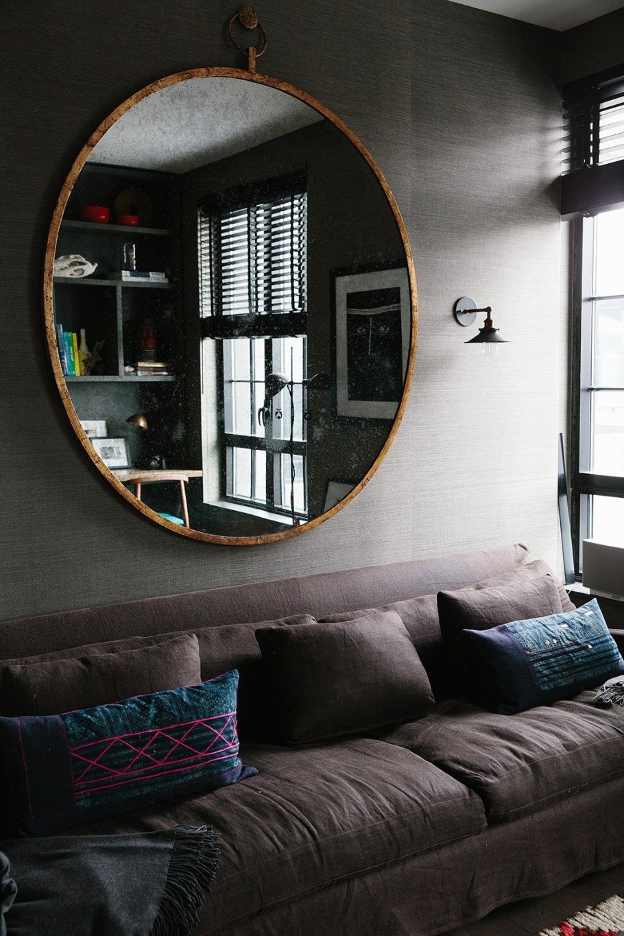 Круглое зеркало в интерьере гостиной