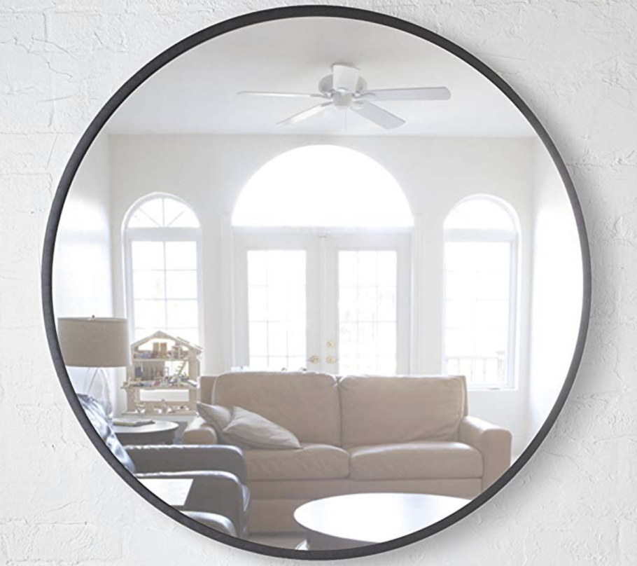 Гостиная с диваном и двумя креслами