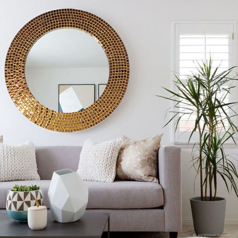 Круглое зеркало в интерьере гостиной