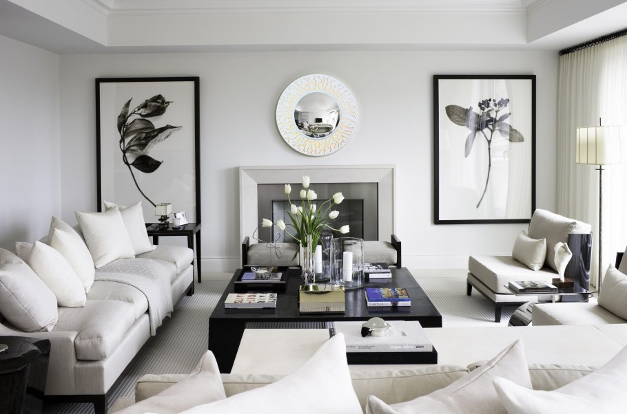 Зеркало над диваном в классическом интерьере