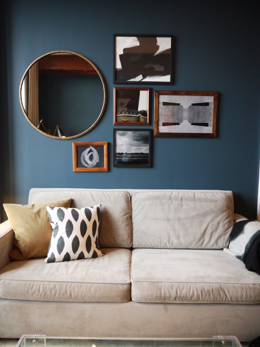 Зеркало круглое над диваном в интерьере