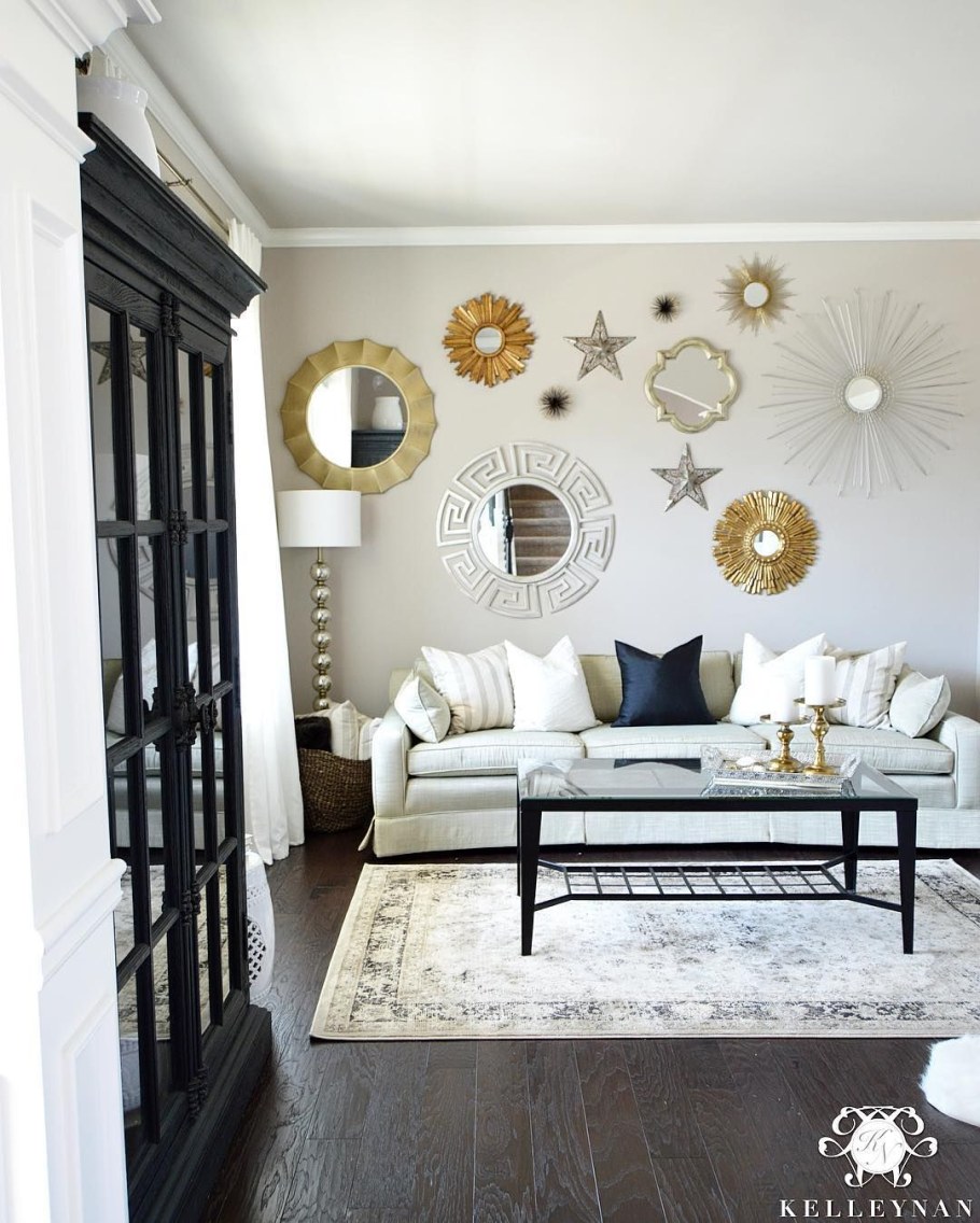 Зеркало над диваном в гостиной