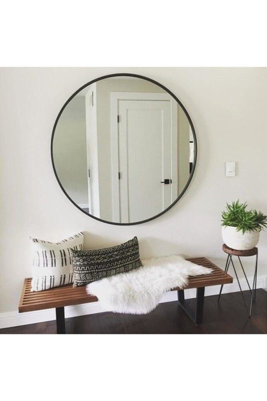 Зеркало над диваном в гостиной