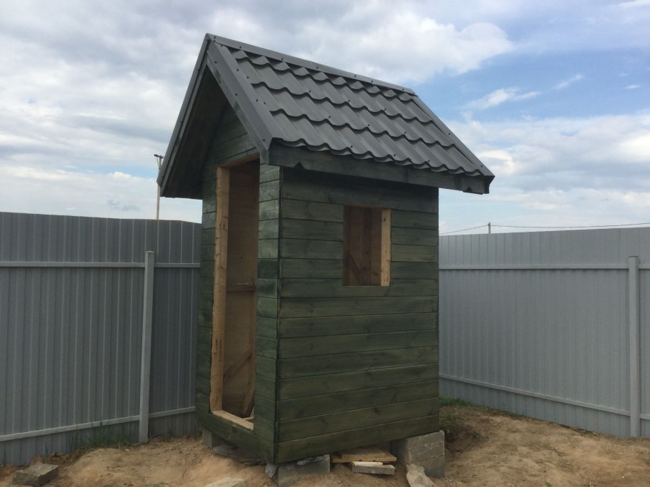 Крыша дачного туалета