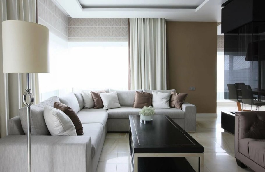 Гостиная диван у окна