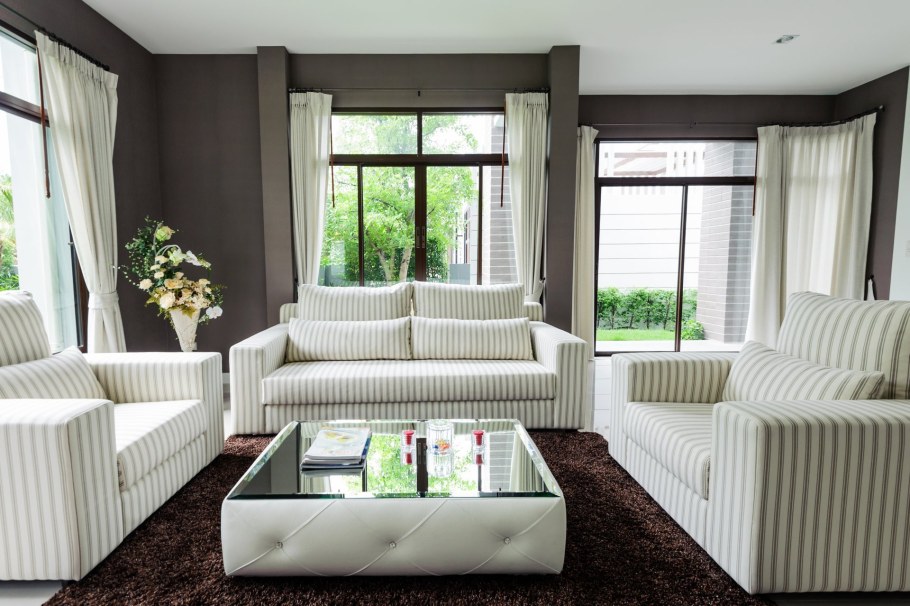 Диван у окна в гостиной интерьер