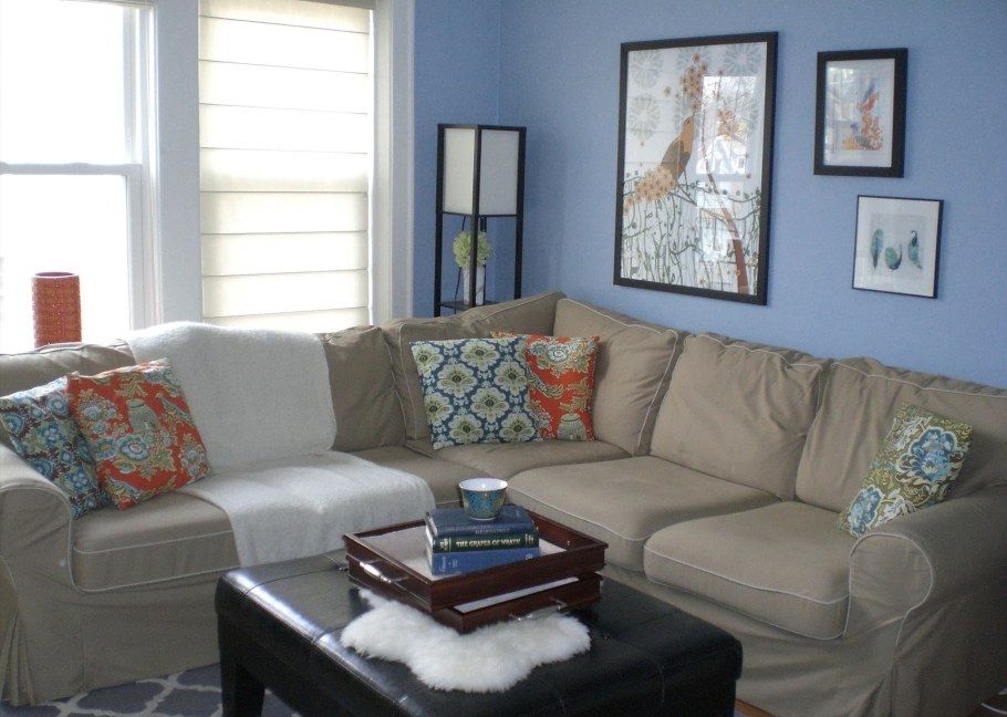 Угловой диван у окна в интерьере