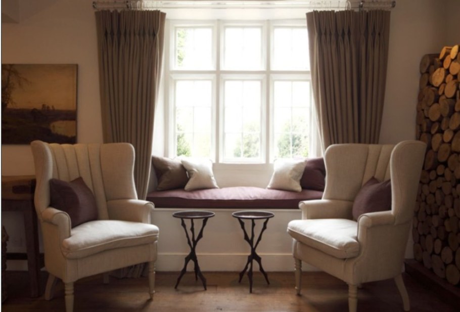 Диван у окна в интерьере