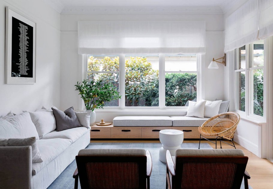 Диван у окна