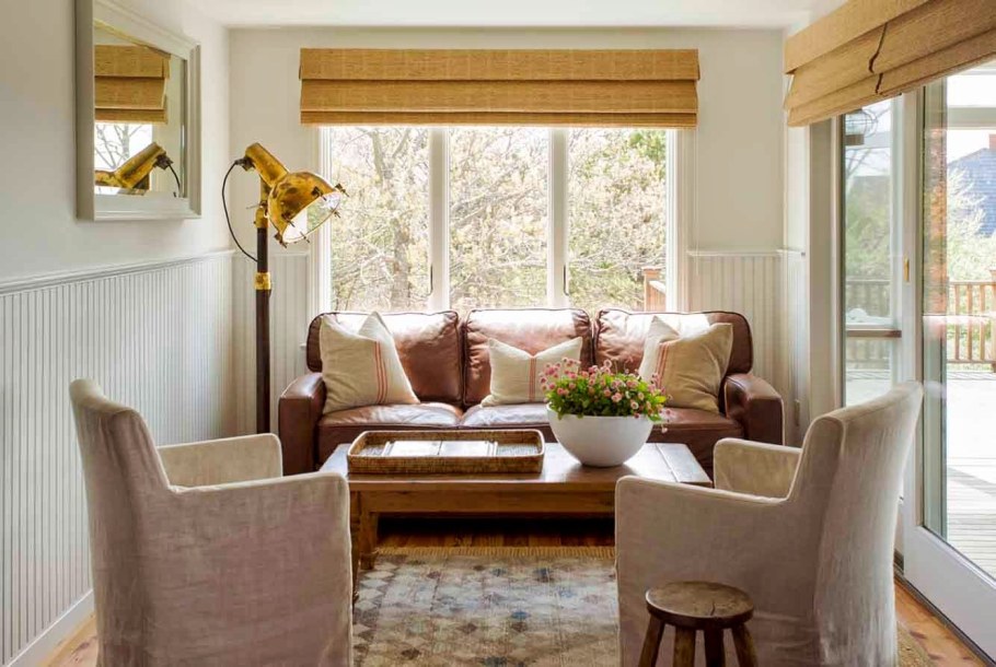 Диван около окна в гостиной