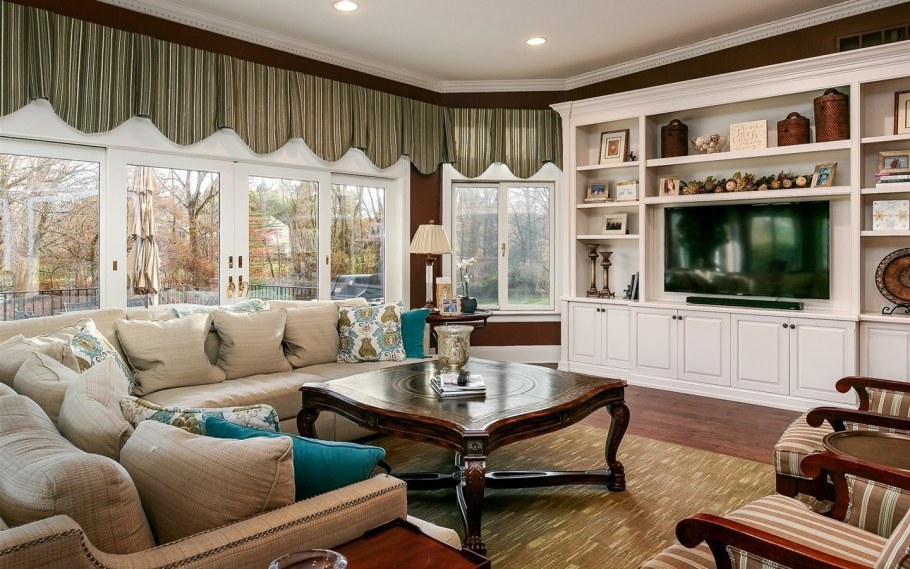 Телевизор в простенке между окнами