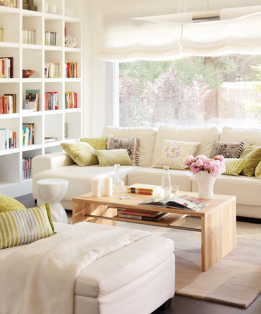 Диван у окна в гостиной интерьер