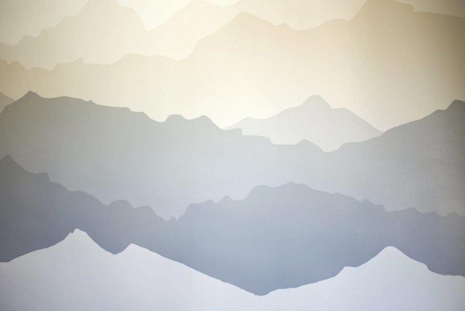 Роспись стен в квартире горы