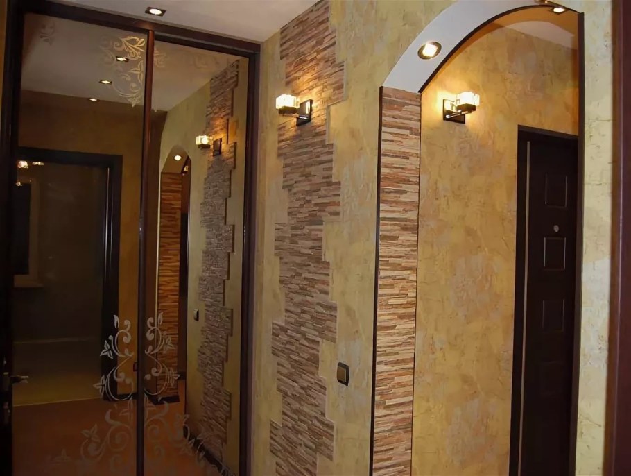 Длинная стена в коридоре