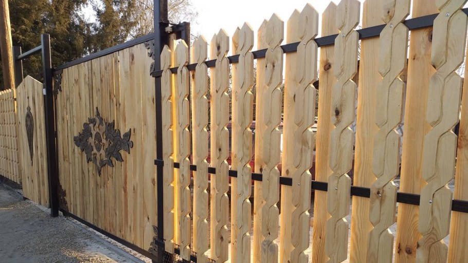 Забор из штакетника деревянного