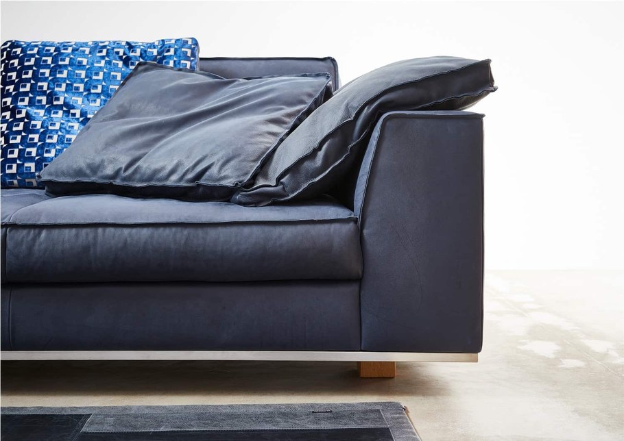 Бра над диваном в интерьере