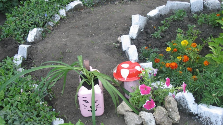 Небольшие поделки на клумбу своими руками