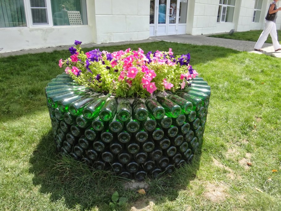 Спиральная клумба из камней