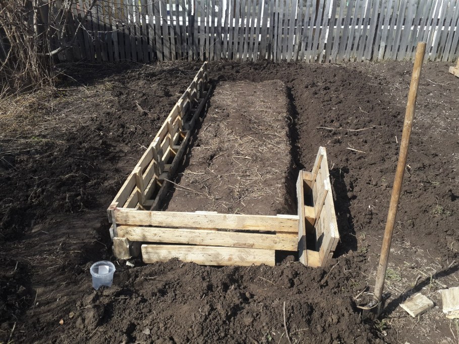 Грядки из поддонов для дачи