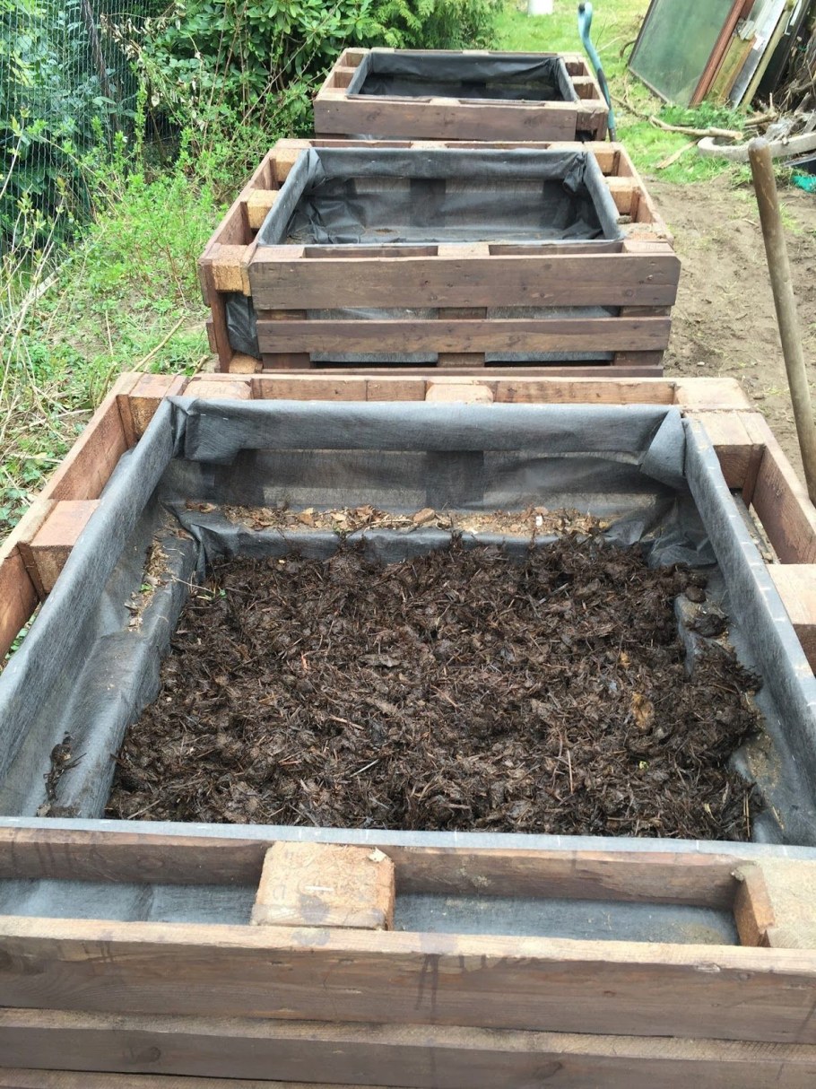 Высокие грядки из поддонов