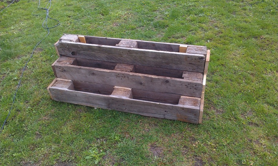 Клумба из поддонов