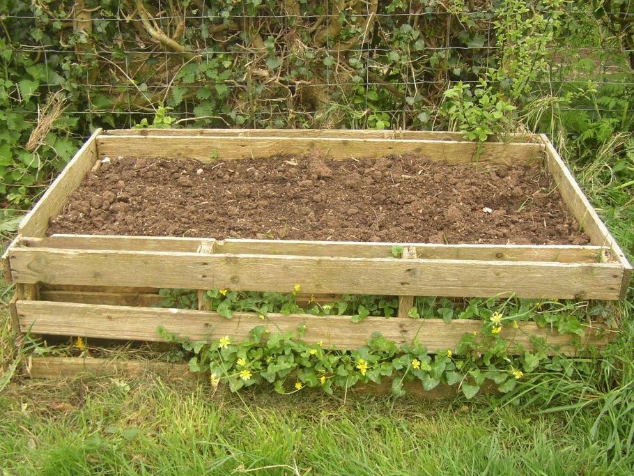 Клумба из поддонов